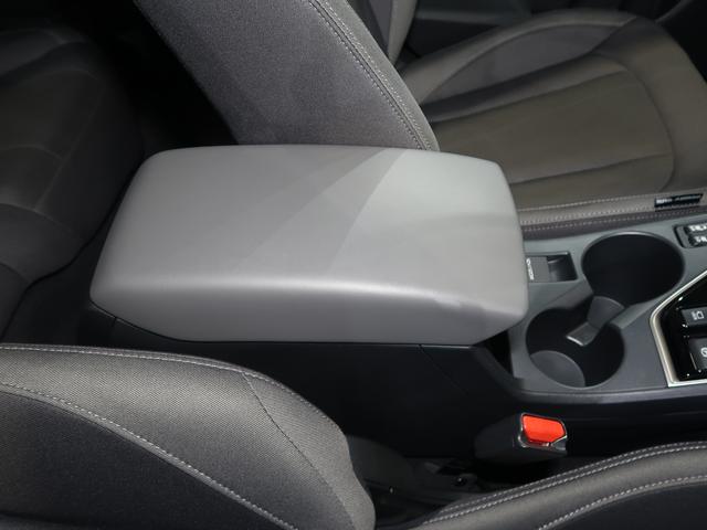 ひじ掛けとして使用できるセンターコンソールボックス！蓋を開けると収納スペースがございます。