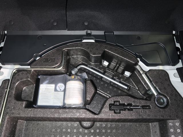 サブトランクにはパンク修理キットや車載工具も収められています。（ジャッキキットはオプションのため、別途お求めください）