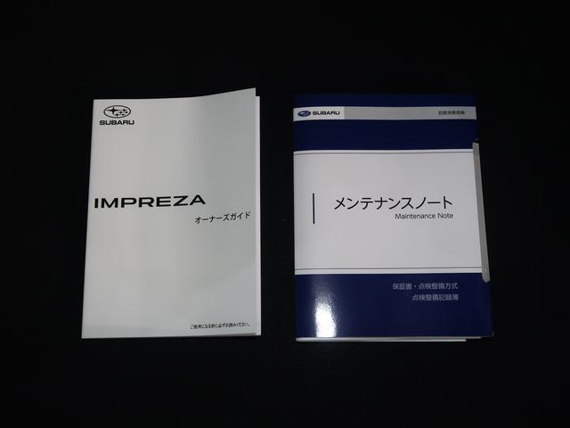 新車時取扱説明書と保証書あります！　更に認定中古車の保証を付けてのお渡しです。