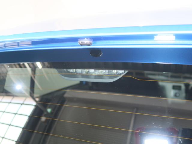 �u���[�L�����v���������ʒu�ɐݒu���ꂽ�n�C�}�E���g�X�g�b�v�����v�I�㑱�Ԃ̃h���C�o�[�Ɍ������Ă��邱�Ƃ�`����⏕�������ł��B