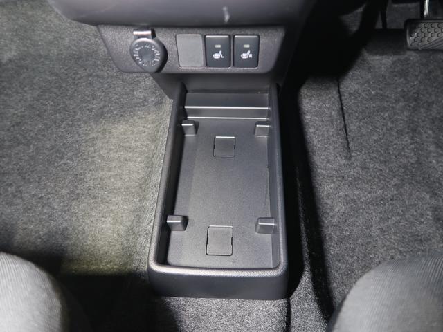 �Z���^�[�t���A�g���C�͔��^�̃e�B�b�V���{�b�N�X�̎��[�ɍœK�ȃT�C�Y�B�e�B�b�V���{�b�N�X�̉��ɂ��X�}�[�g�t�H���Ȃǂ����[�ł���X�y�[�X���m�ۂ���Ă��܂��B