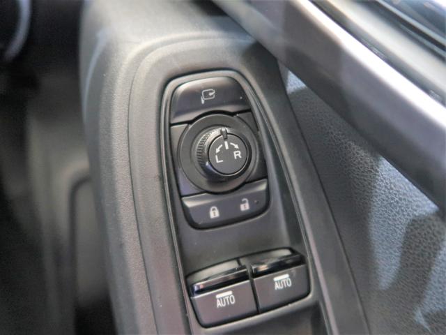 �h�A�~���[�̊i�[�E�����͂�����̃X�C�b�`�ōs���܂��B