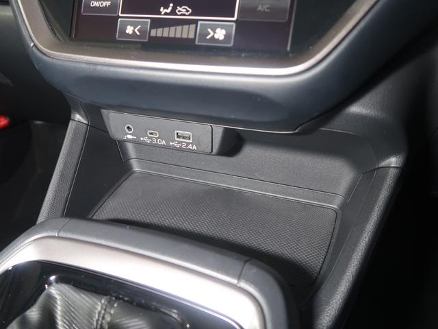 �G�A�R���p�l���̉��ɂ͓d���\�P�b�g�ƃX�}�[�g�t�H���Ȃǂ̏[�d�ɕ֗��Ȃt�r�a�o�͓d���i�s�������|�`�@�P���A�s�������|�b�@�P���j�𑕔��I