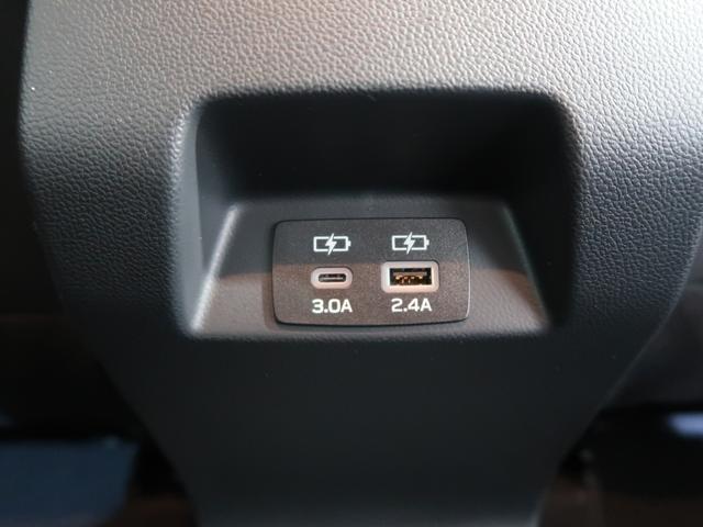 ��ȗp�ɃX�}�[�g�t�H���Ȃǂ̏[�d�ɕ֗��Ȃt�r�a�o�͓d���i�s�������|�`�@�P���A�s�������|�b�@�P���j�𑕔����Ă��܂��B�|�[�g���͔��F�̏Ɩ��t�ŁA�Â������ł��ЂƖڂŏꏊ���킩��܂��B