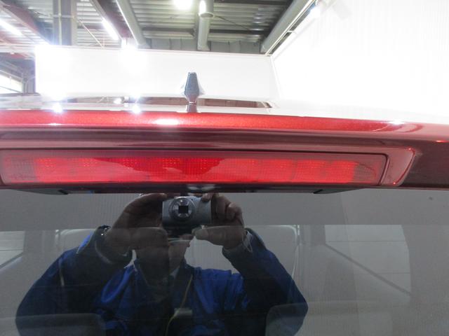 �u���[�L�����v���������ʒu�ɐݒu���ꂽ�n�C�}�E���g�X�g�b�v�����v�I�㑱�Ԃ̃h���C�o�[�Ɍ������Ă��邱�Ƃ�`����⏕�������ł��B