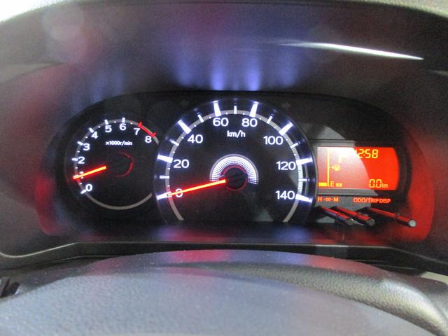 �C���t�H���[�V�����f�B�X�v���C�t�����~�l�Z���g���[�^�[�B�E���ɂ͉t���f�B�X�v���C��������A�h���C�r���O�̊�{����\�����܂��B