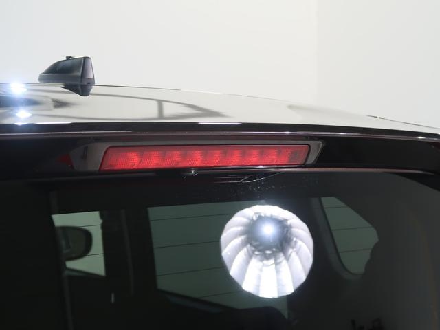 �u���[�L�����v���������ʒu�ɐݒu���ꂽ�n�C�}�E���g�X�g�b�v�����v�I�㑱�Ԃ̃h���C�o�[�Ɍ������Ă��邱�Ƃ�`����⏕�������ł��B