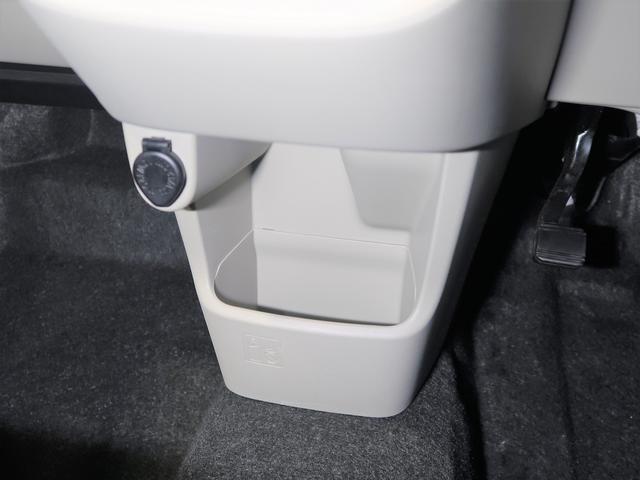 �G�A�R���p�l���̉��ɂ͓d���\�P�b�g�ƃC���p�l���A�|�P�b�g������܂��I