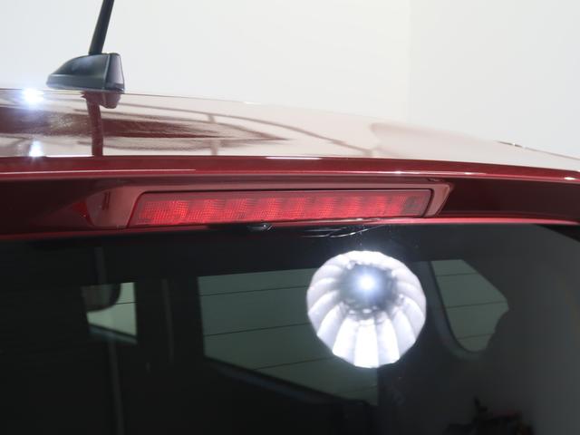 �u���[�L�����v���������ʒu�ɐݒu���ꂽ�n�C�}�E���g�X�g�b�v�����v�I�㑱�Ԃ̃h���C�o�[�Ɍ������Ă��邱�Ƃ�`����⏕�������ł��B