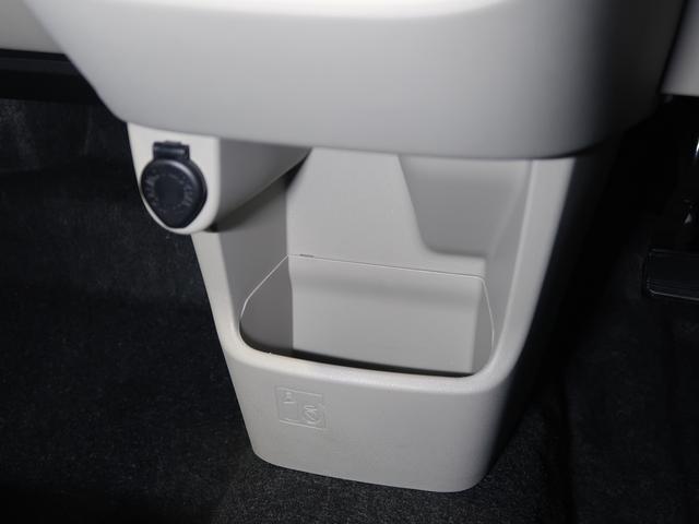 �G�A�R���p�l���̉��ɂ͓d���\�P�b�g�ƃC���p�l���A�|�P�b�g������܂��I