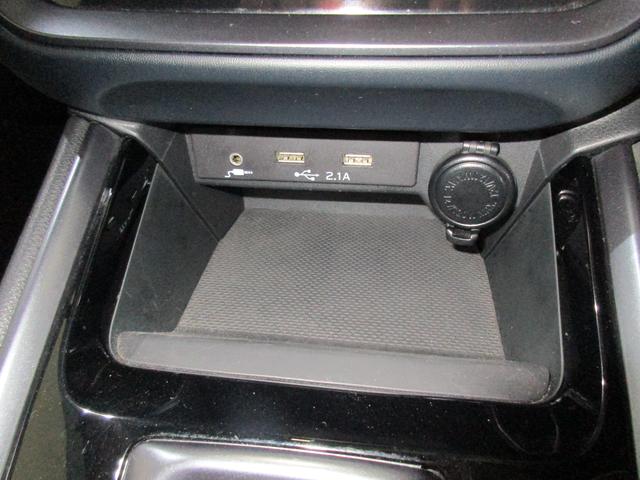 �G�A�R���p�l���̉��ɂ͓d���\�P�b�g�ƃX�}�[�g�t�H���Ȃǂ̏[�d�ɕ֗��Ȃt�r�a�o�͓d���𑕔����Ă��܂��B