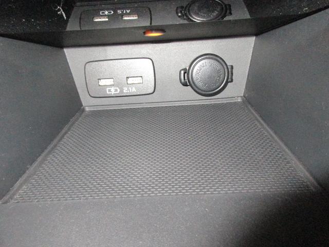 �G�A�R���p�l���̉��ɂ͓d���\�P�b�g�ƃX�}�[�g�t�H���Ȃǂ̏[�d�ɕ֗��Ȃt�r�a�o�͓d���B���̂������펯�ł��I