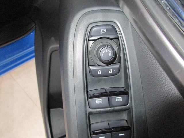 �h�A�~���[�̊i�[�E�����͂�����̃X�C�b�`�ōs���܂��B