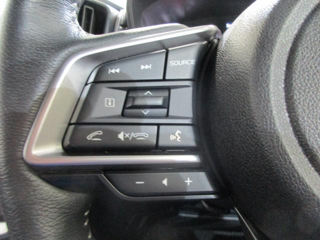 �X�e�A�����O�����R���I�n���h���̃X�C�b�`�ŃI�[�f�B�I�����C���t�H���[�V�����f�B�X�v���C�̐؂�ւ����o���܂��̂ŁA�n���h�����������܂܂�������ƑO�����āA�^�]�ɏW�����Ȃ��瑀��ł���̂ň��S�ł��B