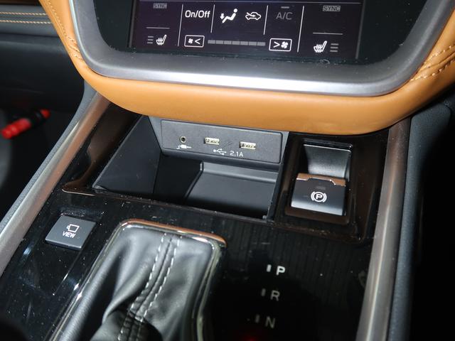 �G�A�R���p�l���̉��ɂ͓d���\�P�b�g�ƃX�}�[�g�t�H���Ȃǂ̏[�d�ɕ֗��Ȃt�r�a�o�͓d���B���̂������펯�ł��I