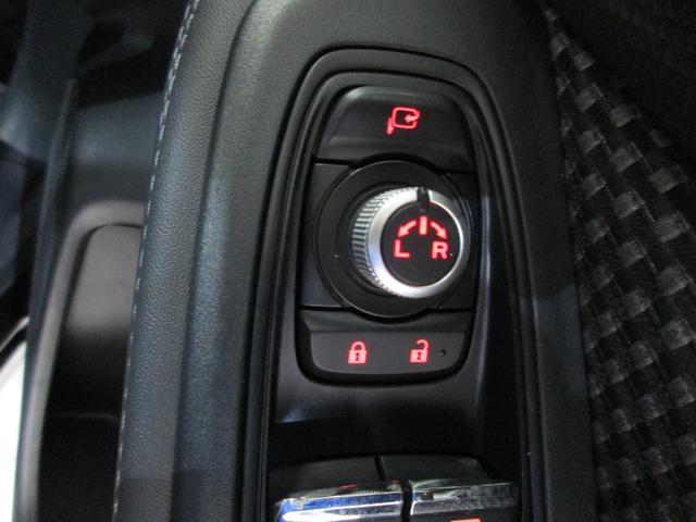 �h�A�~���[�̊i�[�ƃ~���[�p�x�����͂�����̃X�C�b�`����ɂĒ������\�ł��B