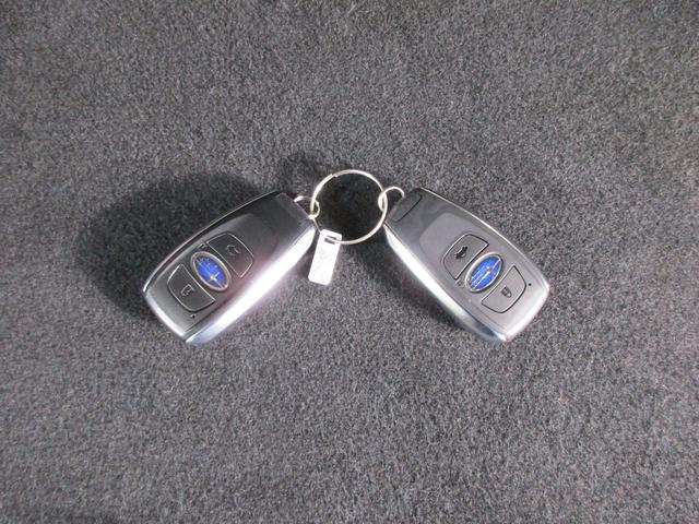 �X�}�[�g�L�[�Q�Ƒ��ׂ݂̈̃L�[�ԍ����L�ڂ̃L�[�v���[�g���t���Ă��܂��B