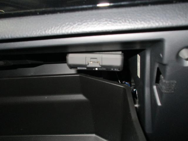 �h���C�u���R�[�_�[�̖{�̂͏���ȑ��O���[�u�{�b�N�X���Ɏ�t���Ăꂢ�܂��B