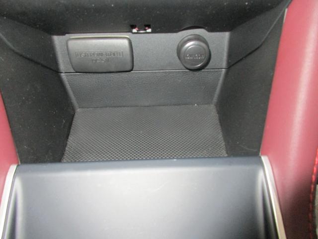 �G�A�R���p�l���̉��ɂ͓d���\�P�b�g�ƃX�}�[�g�t�H���Ȃǂ̏[�d�ɕ֗��Ȃt�r�a�o�͓d���B���̂������펯�ł��I