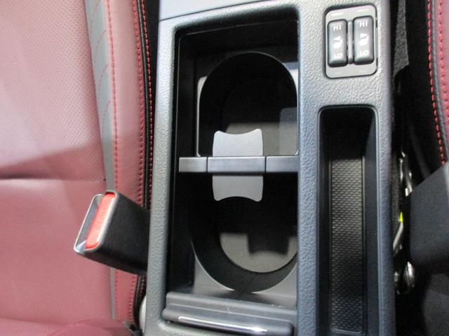 �Z���^�[���ɂ͏c���тɂăJ�b�v�z���_�[��p�ӁB�c�ɑO�サ�Ă���̂Ŏ��ԈႦ�������炢�݌v�ɂȂ��Ă���܂��B