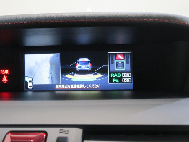 ���A�I�[�g�u���[�L�V�X�e���y�у��A�R�[�i�[�Z���T�[�̕\����ʂł��B�V�t�g���u�q�v�ɓ����Ɖ�ʂ��؂�ւ��A�l�e�c���ŕ\���ē��E�x������m�点���Ă���܂��B