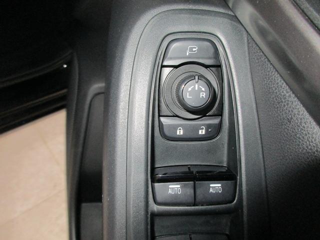 �h�A�~���[�̊i�[�E�����͂�����̃X�C�b�`�ōs���܂��B