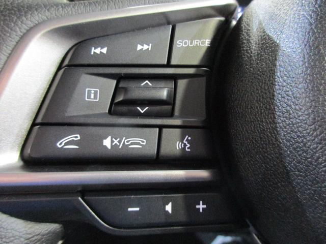 �X�e�A�����O�����R���I�n���h���̃X�C�b�`�ŃI�[�f�B�I�����C���t�H���[�V�����f�B�X�v���C�̐؂�ւ����o���܂��̂ŁA�n���h�����������܂܂�������ƑO�����āA�^�]�ɏW�����Ȃ��瑀��ł���̂ň��S�ł��B