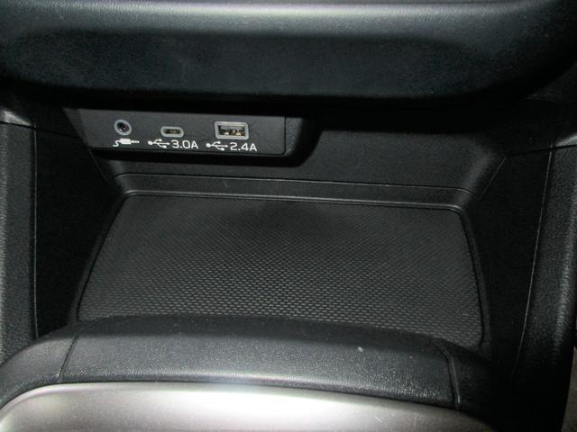 �G�A�R���p�l���̉��ɂ͓d���\�P�b�g�ƃX�}�[�g�t�H���Ȃǂ̏[�d�ɕ֗��Ȃt�r�a�o�͓d���i�s�������|�`�@�P���A�s�������|�b�@�P���j�𑕔��I