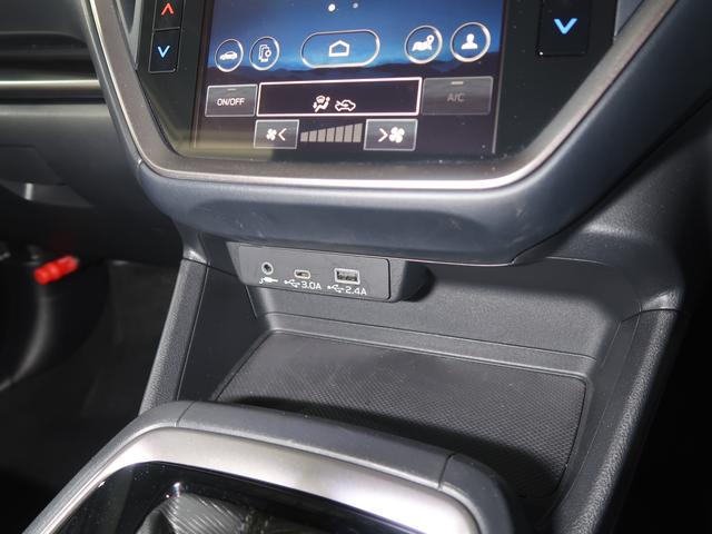 �G�A�R���p�l���̉��ɂ͓d���\�P�b�g�ƃX�}�[�g�t�H���Ȃǂ̏[�d�ɕ֗��Ȃt�r�a�o�͓d���i�s�������|�`�@�P���A�s�������|�b�@�P���j�𑕔��I