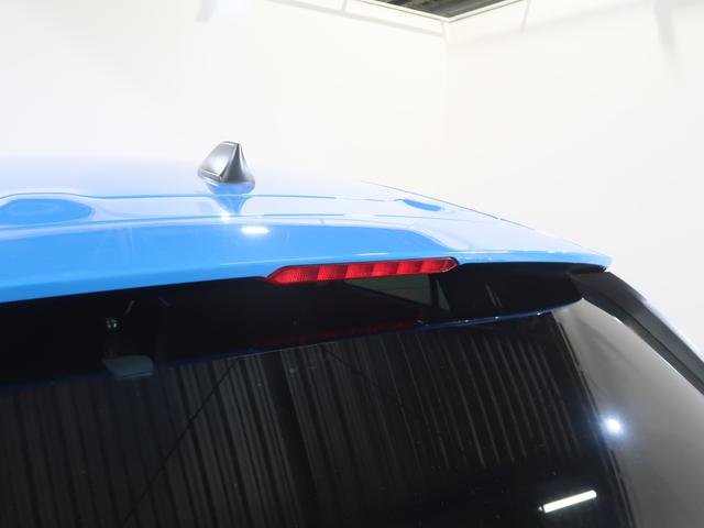 �u���[�L�����v���������ʒu�ɐݒu���ꂽ�n�C�}�E���g�X�g�b�v�����v�I�㑱�Ԃ̃h���C�o�[�Ɍ������Ă��邱�Ƃ�`����⏕�������ł��B