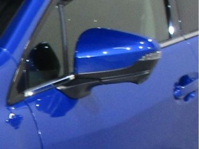 ���h�A�~���[�����ƃt�����g�O�����ɓ����̃J�����Ŏԗ��O�����m�F�ł��܂��I�t�����g�E�T�C�h�J�����̉f���̓Z���^�[�C���t�H�V�����f�B�X�v���C�ɉf���o���܂��B