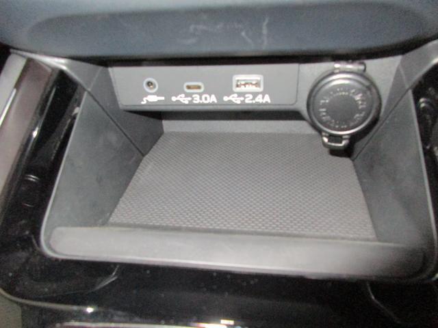 �G�A�R���p�l���̉��ɂ͓d���\�P�b�g�ƃX�}�[�g�t�H���Ȃǂ̏[�d�ɕ֗��Ȃt�r�a�o�͓d���𑕔����Ă��܂��B