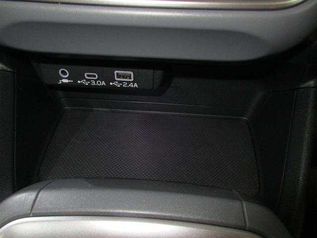 �G�A�R���p�l���̉��ɂ́A�f�o�C�X���[�d�ł��Ė�ł��ЂƖڂňʒu���킩��t�r�a�o�͓d���i�s�������|�`�@�P���A�s�������|�b�@�P���j�𑕔����Ă��܂��B