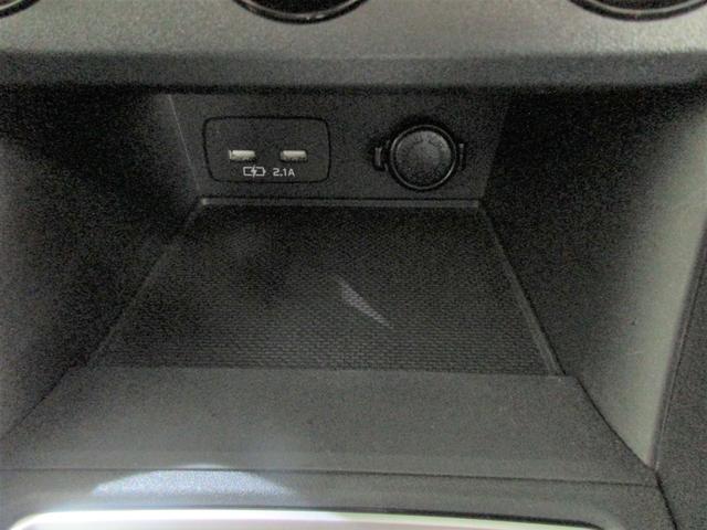 �G�A�R���p�l���̉��ɂ͓d���\�P�b�g�ƃX�}�[�g�t�H���Ȃǂ̏[�d�ɕ֗��Ȃt�r�a�o�͓d���B���̂������펯�ł��I