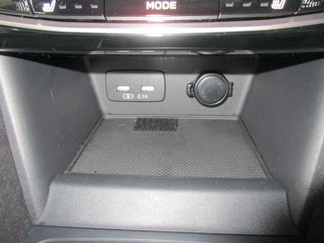 �G�A�R���p�l���̉��ɂ͓d���\�P�b�g�ƃX�}�[�g�t�H���Ȃǂ̏[�d�ɕ֗��Ȃt�r�a�o�͓d���i�c�b�T�u�j�𑕔����Ă��܂��B