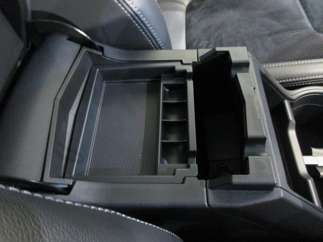 �W���J����ƃR�C���z���_�[�t���̃R���\�[���g���[������A���̉��Ɏ��[�X�y�[�X���������܂��B