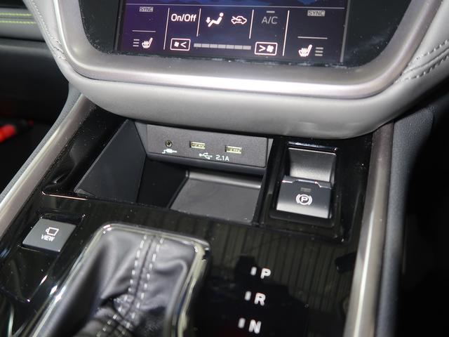 �G�A�R���p�l���̉��ɂ̓X�}�[�g�t�H���Ȃǂ̏[�d�ɕ֗��Ȃt�r�a�o�͓d���i�s�������|�`�@�P���A�s�������|�b�@�P���j�𑕔����Ă��܂��B�|�[�g���͔��F�̏Ɩ��t�ŁA�Â������ł��ЂƖڂŏꏊ���킩��܂��B