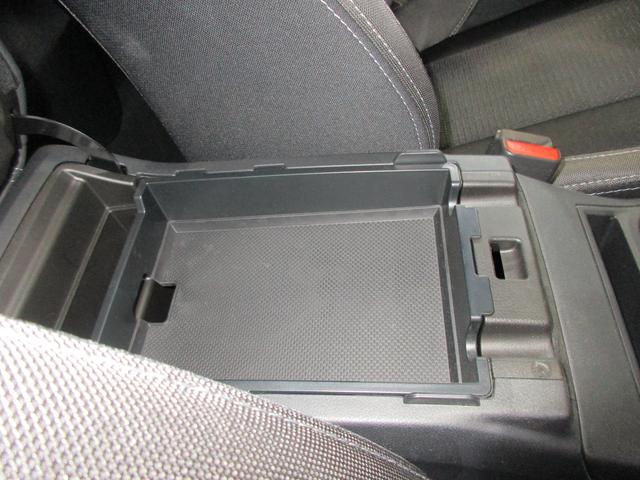 �Z���^�[�R���\�[�����͒��i�g���C�����Ă���܂��B