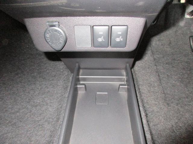 �Z���^�[�t���A�g���C�͔��^�̃e�B�b�V���{�b�N�X�̎��[�ɍœK�ȃT�C�Y�B�e�B�b�V���{�b�N�X�̉��ɂ��X�}�[�g�t�H���Ȃǂ����[�ł���X�y�[�X���m�ۂ���Ă��܂��B