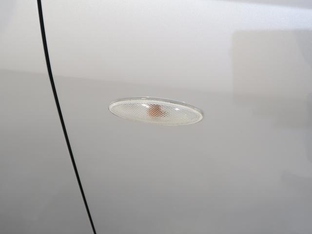 �T�C�h�E�C���J�[�̓N���A�����Y�^�C�v�ł��B