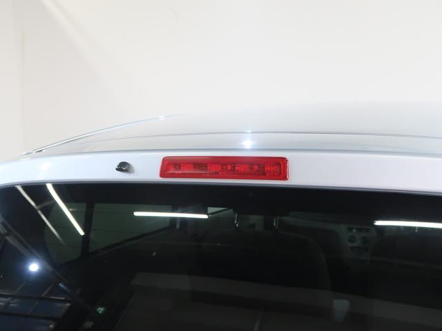 �u���[�L�����v���������ʒu�ɐݒu���ꂽ�n�C�}�E���g�X�g�b�v�����v�I�㑱�Ԃ̃h���C�o�[�Ɍ������Ă��邱�Ƃ�`����⏕�������ł��B