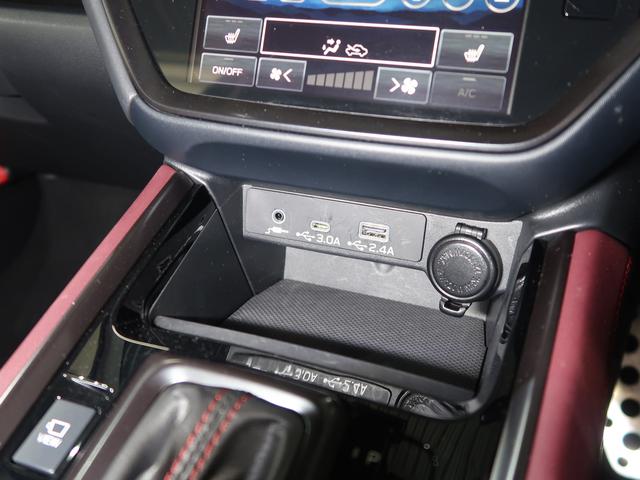 �G�A�R���p�l���̉��ɂ͓d���\�P�b�g�ƃX�}�[�g�t�H���Ȃǂ̏[�d�ɕ֗��Ȃt�r�a�o�͓d���𑕔����Ă��܂��B