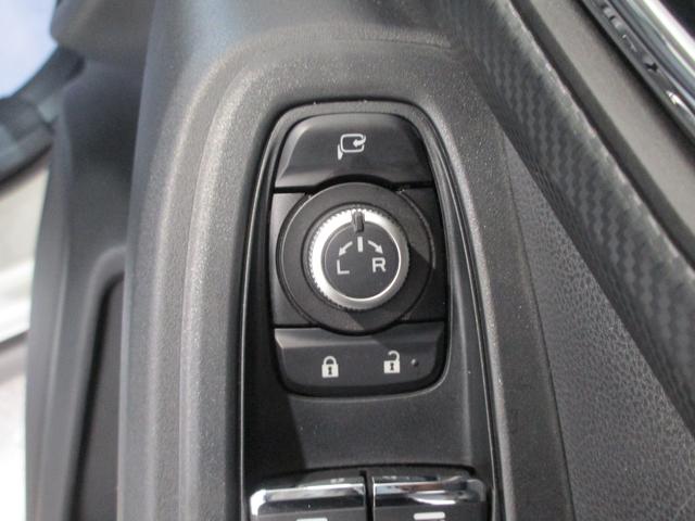 �h�A�~���[�̊i�[�E�����͂�����̃X�C�b�`�ōs���܂��B