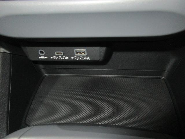 �G�A�R���p�l���̉��ɂ́A�f�o�C�X���[�d�ł��Ė�ł��ЂƖڂňʒu���킩��t�r�a�o�͓d���i�s�������|�`�@�P���A�s�������|�b�@�P���j�𑕔����Ă��܂��B