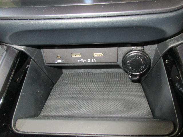 �G�A�R���p�l���̉��ɂ͓d���\�P�b�g�ƃX�}�[�g�t�H���Ȃǂ̏[�d�ɕ֗��Ȃt�r�a�o�͓d���𑕔����Ă��܂��B