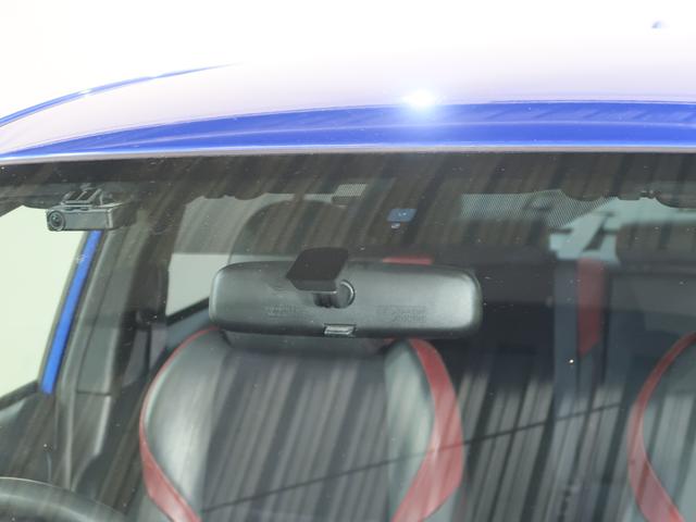 こちらのお車はマニュアルミッションなので、アイサイトはついていませんが、フロントガラスにはドライブレコーダーが装着されています。