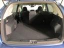 リヤシート左側を倒した状態です！スキーやスノーボード、ゴルフバック等長尺の荷物を積む時に便利です！