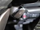 寒い日も素早く手元を温めるステアリングヒーター装備！運転中に触れることの多いエリアが温まり、冬季や寒冷地でも快適に運転できます。作動させてから３０分後に自動的にＯＦＦになります。