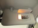 眩しい日差しを遮ることができる、ライト内蔵バニティミラー付きサンバイザー装備！バニティミラーはお化粧や身だしなみをチェックするのに最適です。（夜でも使用できるように照明が付いています）