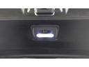 荷物の積み降ろしがしやすいカーゴルームランプ＆ＬＥＤリヤゲートランプ！リヤゲートを開くと明るいＬＥＤランプが連動して点灯。上から広い範囲を照らしてくれるので、暗い場所での積み降ろし作業などに便利です。